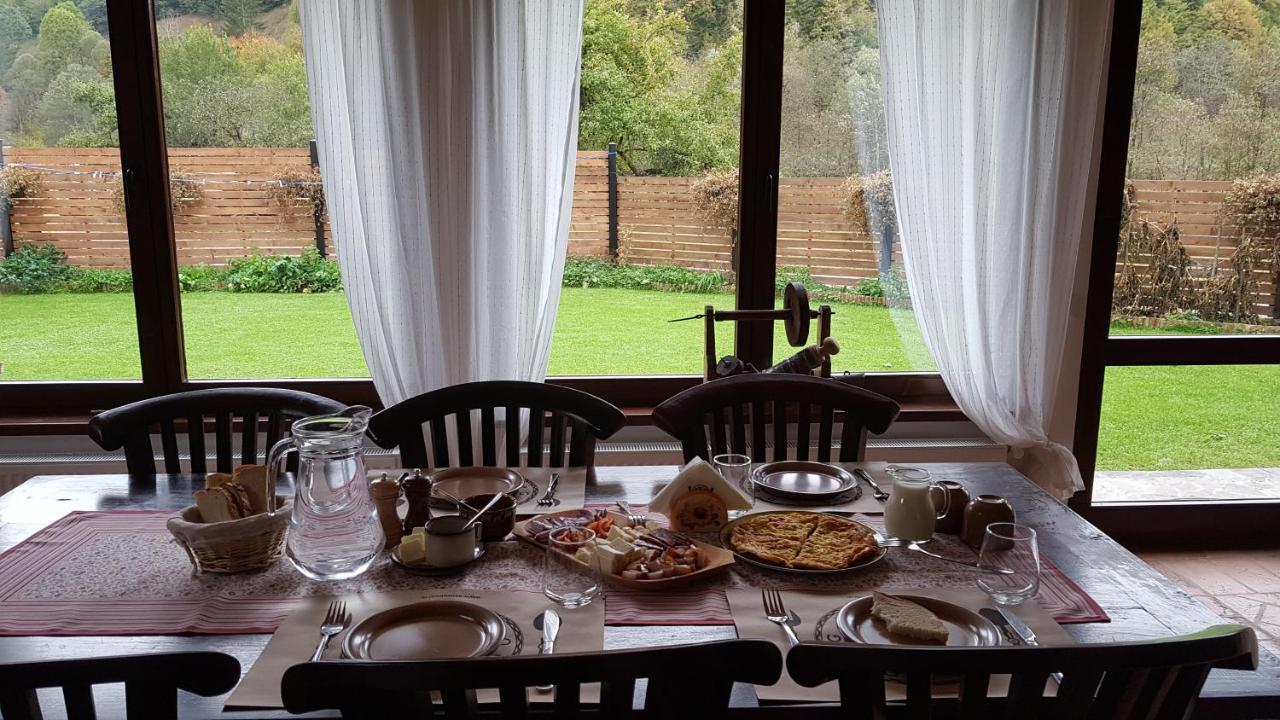 Sura Lu' Vasile. Bed & Breakfast Crivina  Exterior photo