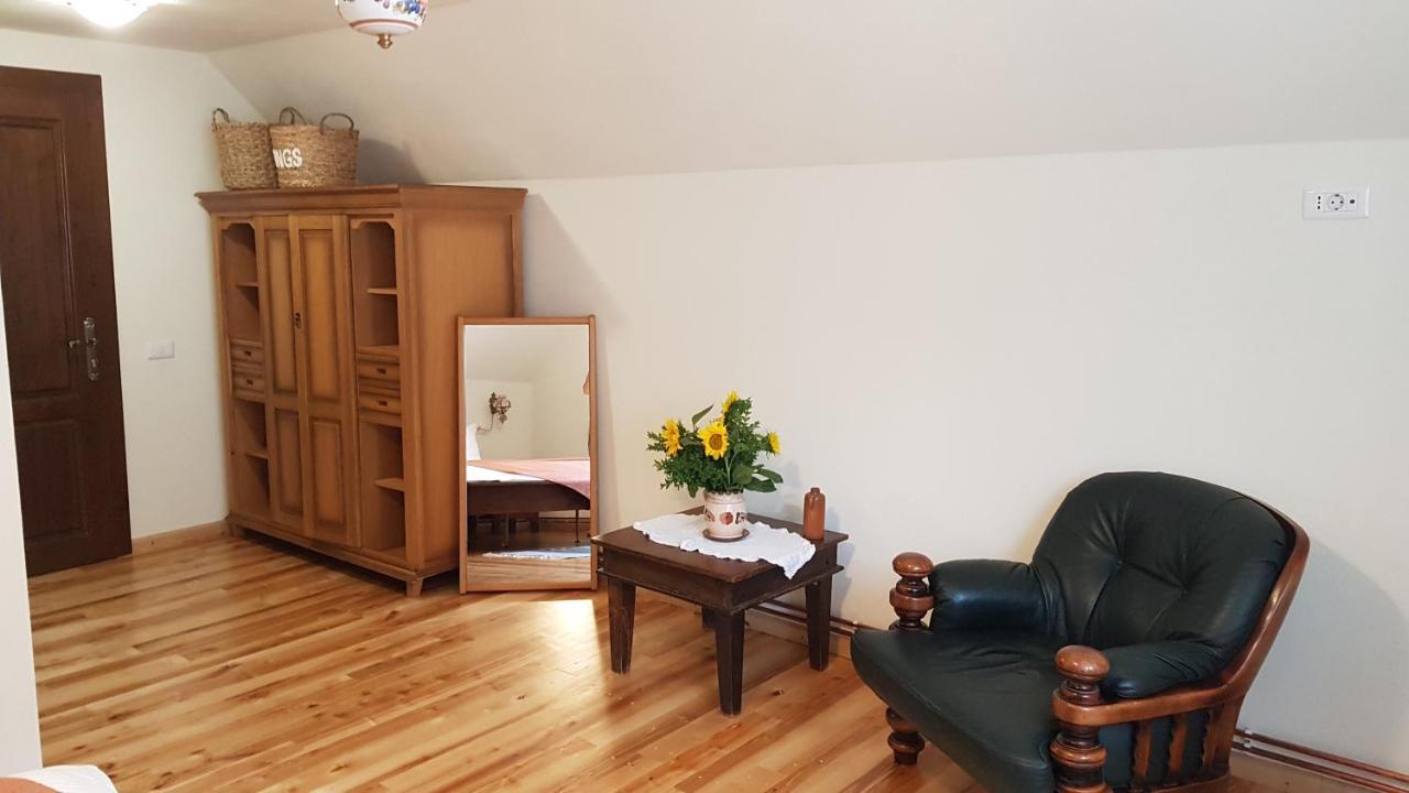 Sura Lu' Vasile. Bed & Breakfast Crivina  Exterior photo