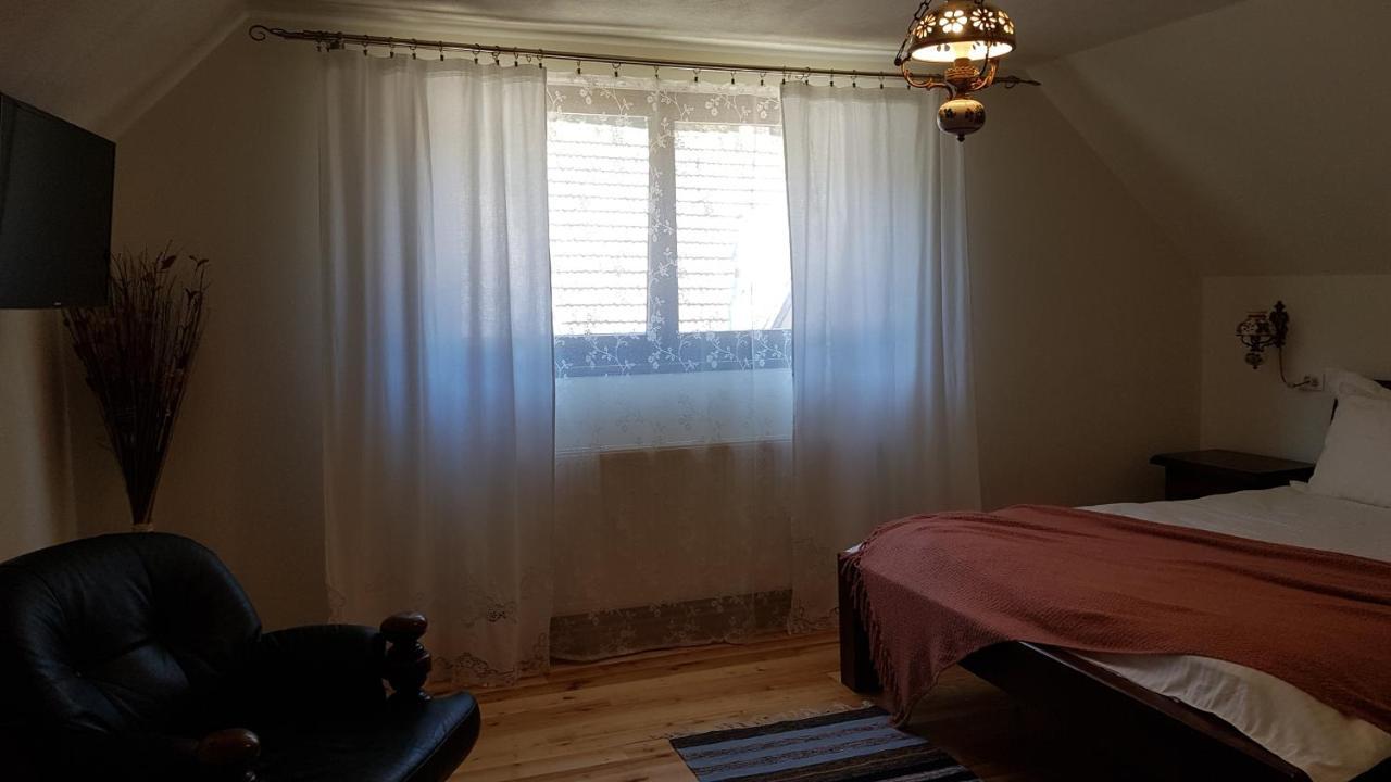Sura Lu' Vasile. Bed & Breakfast Crivina  Exterior photo